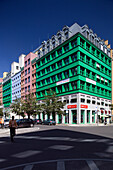 Das pulsierende postmoderne Gebäude von Aldo Rossi steht stolz an der Ecke Charlottenstraße/Zimmerstraße, Berlin