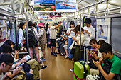 Das Innere einer U-Bahn in Kyoto, Japan