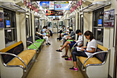 Das Innere der U-Bahn in Kyoto, Japan