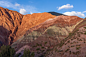 Gestreifte Gesteinsschichten auf dem Berg der sieben Farben oder Cerro de los Siete Colores in Purmamarca, Argentinien