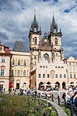 Tyn-Kirche (Týnský chrám) auf dem Altstädter Ring (Staromestské námestí) in Prag