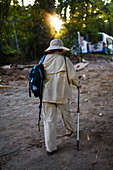 Ältere Frau beim Wandern in Santa Marta, Kolumbien