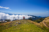 Junger Mann beim Wandern in den Bergen der Sierra Nevada de Santa Marta, Kolumbien