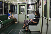 Innenraum einer U-Bahn in Kyoto, Japan