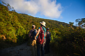 Gruppe von Vogelbeobachtern auf der Suche nach Vogelarten in der Sierra Nevada de Santa Marta mit Colombia Photo Expeditions, Kolumbien