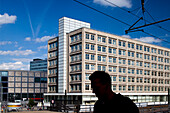 Ein lebendiger Blick auf den Alexanderplatz in Berlin, der die ikonische Architektur und die geschäftige Atmosphäre des Bahnhofs zeigt