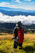 Junger Mann beim Wandern in den Bergen der Sierra Nevada de Santa Marta, Kolumbien