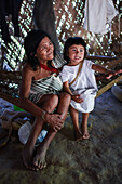 Kogi mamo (Priester) und Familie. Die Sierra Nevada de Santa Marta ist die Heimat der Überreste der indianischen Tairona-Kultur. Die Koguis leben in den Resguardos Indigenas (Indianerreservaten) im mittleren Hochland