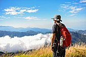 Junger Mann beim Wandern in den Bergen der Sierra Nevada de Santa Marta, Kolumbien