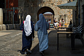 Two muslim women walking down the street in Ávila.