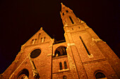 Kirche auf dem Szilagyi Dezso Platz bei Nacht, Budapest