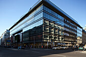 Ein auffälliges modernes Gebäude mit Glasfassaden an der Ecke Friedrichstraße/Jägerstraße in Berlins Mitte