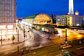 Berlin, Deutschland, 21. Juli 2009, Der beleuchtete Bahnhof Alexanderplatz sticht in der nächtlichen Atmosphäre entlang der Karl-Liebknecht-Straße in Berlin hervor