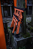 Erkundung des Fushimi Inari Taisha-Tempels bei Nacht, Kyoto, Japan