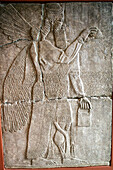 Berlin, Deutschland, 24. Juli 2009, Besucher bewundern komplizierte assyrische Alabasterreliefs, die geflügelte göttliche Wesen darstellen, im Pergamonmuseum in Berlin, Deutschland