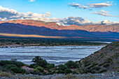 Der Calchaqui-Fluss im Licht des Sonnenuntergangs im Calchaqui-Tal in der Provinz Salta, Argentinien