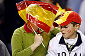 Sevilla, Spanien, 11. Februar 2009, Zwei junge spanische Fans jubeln während des Freundschaftsspiels zwischen Spanien und England im Sánchez Pizjuán Stadion in Sevilla