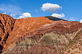 Gestreifte Gesteinsschichten auf dem Berg der sieben Farben oder Cerro de los Siete Colores in Purmamarca, Argentinien