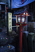 Erkundung des Fushimi Inari Taisha-Tempels bei Nacht, Kyoto, Japan