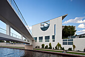 Das Bundeskanzleramt ist ein Beispiel für zeitgenössische Architektur an der Spree in Berlin, die Funktionalität mit markantem Design verbindet