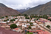 Blick über die Stadt Purmamarca, Argentinien, vom Mirador oder Aussichtspunkt El Porito Hill