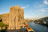 Die Mauern von Dom Fernando (Fernandine Walls) oberhalb des Flusses Douro, Porto, Norte, Portugal, Europa