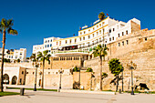 Festungsmedina und Turm Borj Dar El Baroud am Hafen von Tanger, Tanger, Marokko, Nordafrika, Afrika