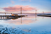 The Queensferry Crossing bei Sonnenaufgang, Blick vom Forth of Forth bei South Queensferry, nahe Edinburgh, Schottland, Vereinigtes Königreich, Europa