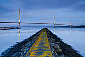 The Queensferry Crossing in der Abenddämmerung, Blick vom FA?rth of Forth bei South Queensferry, nahe Edinburgh, Schottland, Vereinigtes Königreich, Europa