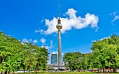 Der Berliner Fernsehturm, 1969 von der DDR-Regierung erbaut, 1207 Fuß hoch und das höchste Bauwerk in Deutschland, Berlin, Deutschland, Europa