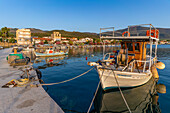 Blick auf Boote im Hafen von Skala Kallirachis, Skala Kallirachis, Thassos, Ägäisches Meer, Griechische Inseln, Griechenland, Europa