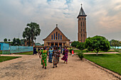 Frauen verlassen die Kathedrale nach dem Gottesdienst in Kananga, Zentral-Kasai, Demokratische Republik Kongo, Afrika