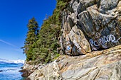 Namen von Fischerbooten auf den Felsen im Cross Sound mit der Fairweather Mountain Range als Hintergrund, Alaska, Vereinigte Staaten von Amerika, Nordamerika