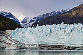 Ein Blick auf den Margerie Glacier gegen die Fairweather Range im Glacier Bay National Park and Preserve, UNESCO Welterbe, Alaska, Vereinigte Staaten von Amerika, Nordamerika