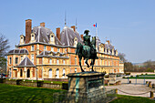 Reiterstandbild von Ferdinand, Herzog von Orleans, vor dem Schloss von Eu, Departement Seine-Maritime, Region Haute-Normandie, Nordfrankreich, Europa