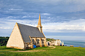 Kapelle Notre-Dame de la Garde auf der Spitze eines Felsens, Etretat, Departement Seine-Maritime, Region Normandie, Frankreich, Europa