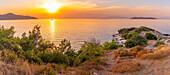 Blick auf die Kirche der Heiligen Apostel in Thassos-Stadt bei Sonnenuntergang, Thassos, Ägäisches Meer, Griechische Inseln, Griechenland, Europa