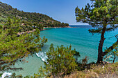 Blick auf das türkisfarbene Meer bei Chrysi Ammoudia, Thassos, Ägäisches Meer, Griechische Inseln, Griechenland, Europa