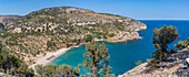 Blick auf den Strand von Livadi und das Heilige Kloster des Erzengels Michael vom Aussichtspunkt Erzengel Michael, Thasos, Thassos, Ägäisches Meer, Griechische Inseln, Griechenland, Europa