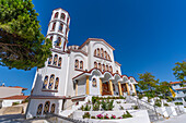 Blick auf die Heilige Ortodoxe Kirche der Mariä Himmelfahrt, Potos, Thassos, Ägäisches Meer, Griechische Inseln, Griechenland, Europa