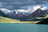 Majestätisches Tianshan-Gebirge mit Blick auf den Kol-Ukok-See, Kirgisistan, Zentralasien, Asien