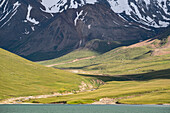 Schnee auf dem Berg über dem Kol-Ukok-See, Kirgisistan, Zentralasien, Asien