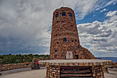 Die obere Hälfte des Desert View Watchtower von der Aussichtsplattform am Grand Canyon South Rim aus gesehen, UNESCO-Weltnaturerbe, Arizona, Vereinigte Staaten von Amerika, Nordamerika