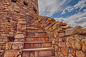 Stufen zu einer Plattform oberhalb der Aussichtsplattform des Desert View Watchtower am Grand Canyon South Rim, HDR verbessert, Arizona, Vereinigte Staaten von Amerika, Nordamerika