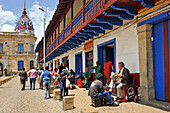 Gebäude im spanischen Kolonialstil rund um den Hauptplatz von Zipaquira, Departement Cundinamarca, Savanne von Bogota, Kolumbien, Südamerika