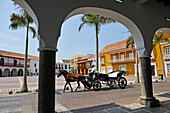 Plaza de la Aduana im Stadtzentrum der kolonialen Stadtmauer, UNESCO-Weltkulturerbe, Cartagena, Kolumbien, Südamerika