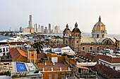 Blick auf die Kirche San Pedro Claver, UNESCO-Weltkulturerbe, von der Spitze des Movich-Hotels im Zentrum der kolonialen Stadtmauer, Cartagena, Kolumbien, Südamerika