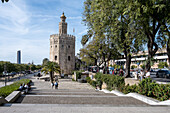 Stadtbild von Sevilla mit dem Torre del Oro (Goldener Turm), einem zwölfeckigen militärischen Wachturm, der vom Almohadenkalifat am Guadalquivir-Fluss errichtet wurde, Sevilla, Andalusien, Spanien, Europa