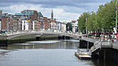 Ha'Penny-Brücke über den Fluss Liffey, Dublin, Republik Irland, Europa