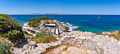 Blick auf eine Bar und ein Café in der Nähe der Kirche der Heiligen Apostel in Thassos-Stadt, Thassos, Ägäisches Meer, Griechische Inseln, Griechenland, Europa